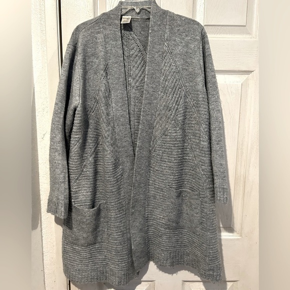 Terra & Sky Sweaters - EUC Gray Cardigan With 2 Pockets and Ribbing on Front